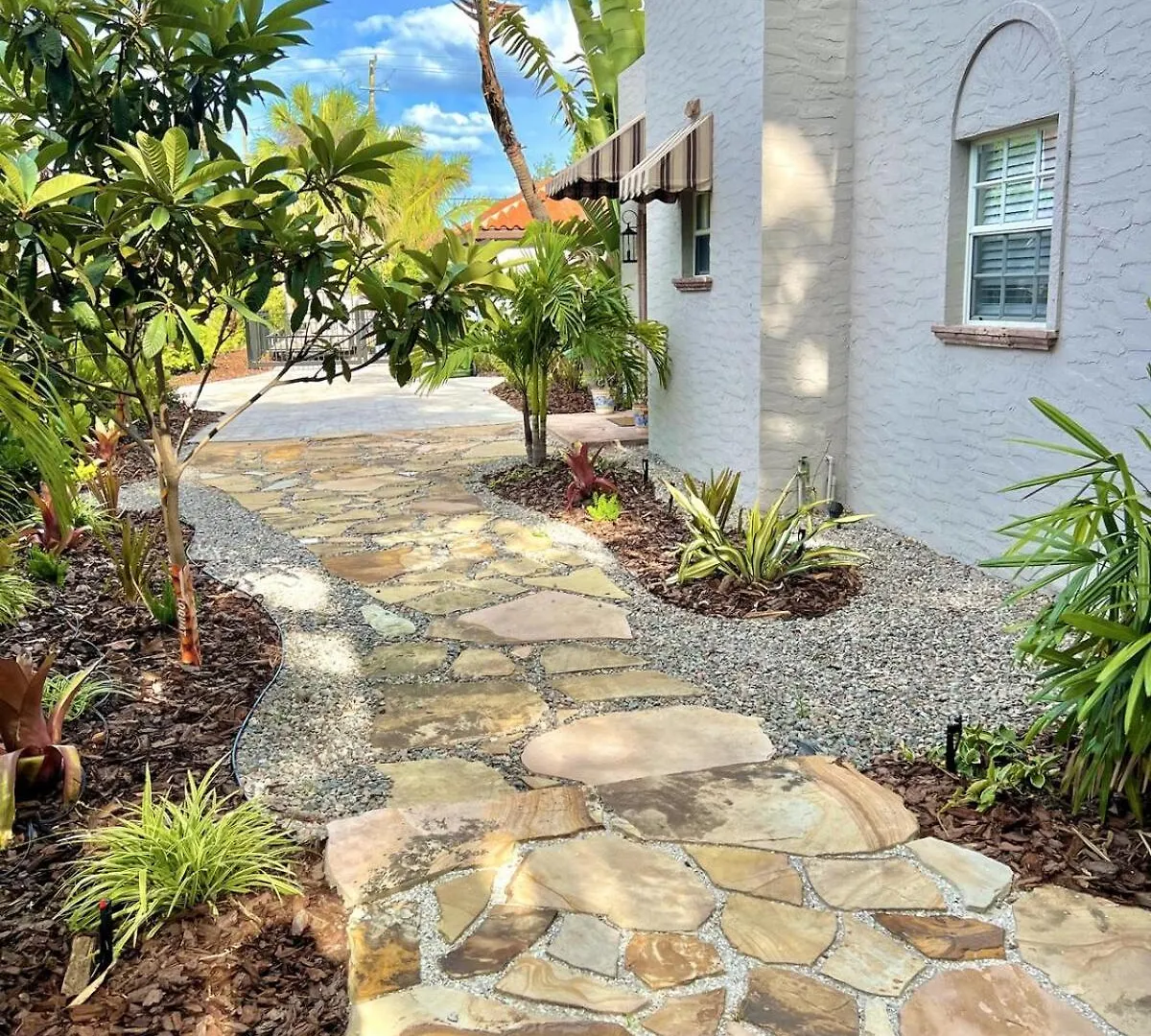 Pool Courtyard, Patio With Fire Pit, 2 Mls Downtown Vr24-00130 Villa Sarasota 0*,  United States