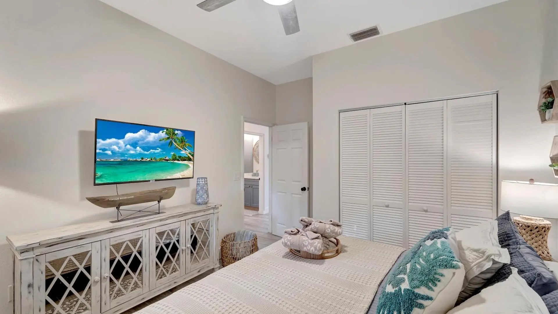 Pool Courtyard, Patio With Fire Pit, 2 Mls Downtown Vr24-00130 Villa Sarasota United States