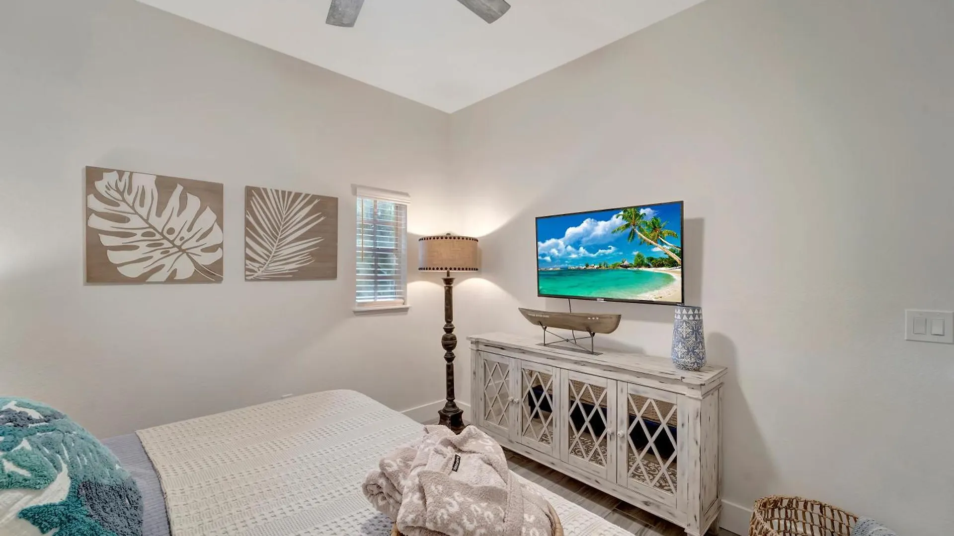 Pool Courtyard, Patio With Fire Pit, 2 Mls Downtown Vr24-00130 Villa Sarasota