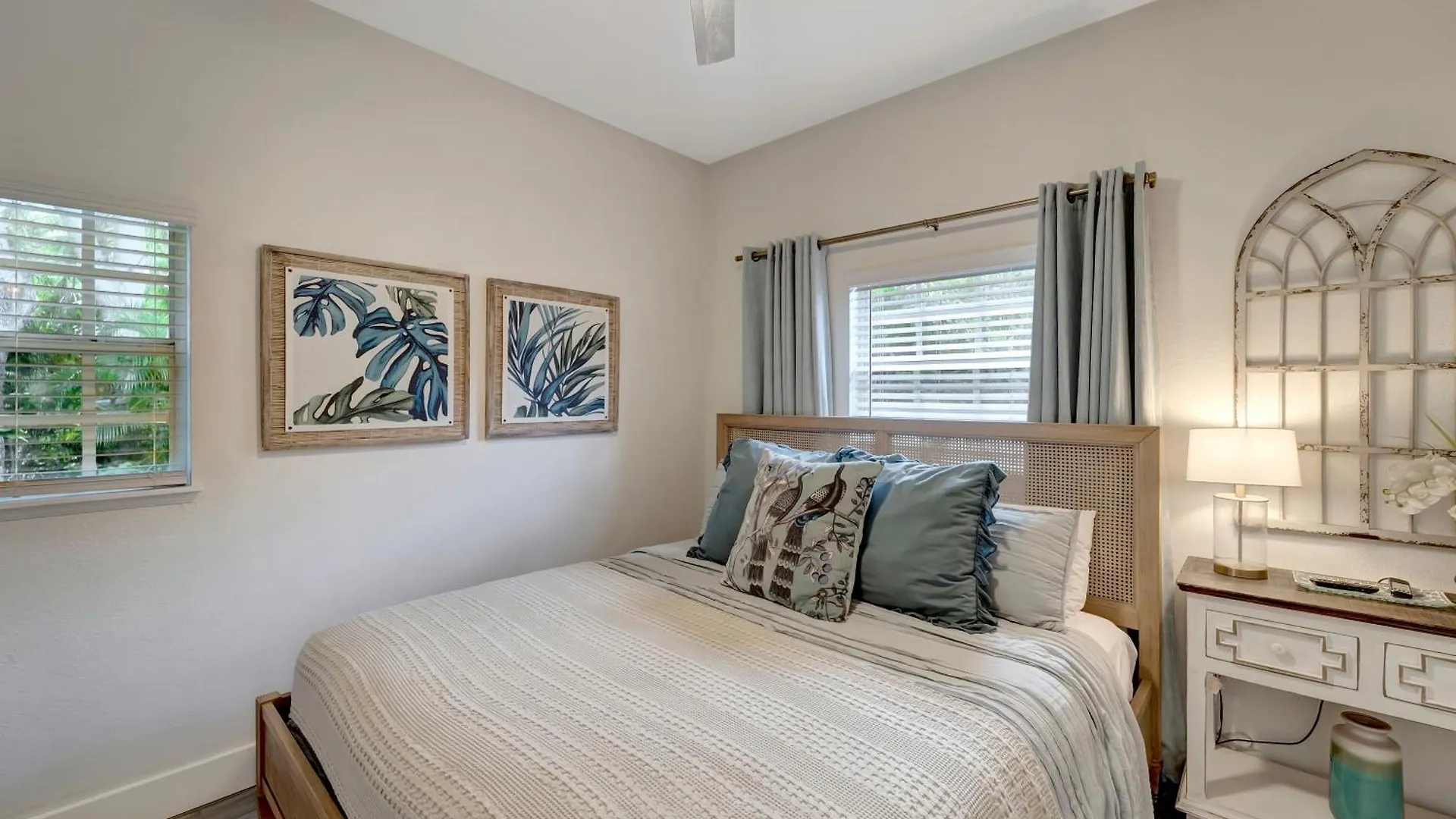 Pool Courtyard, Patio With Fire Pit, 2 Mls Downtown Vr24-00130 Villa Sarasota Holiday home
