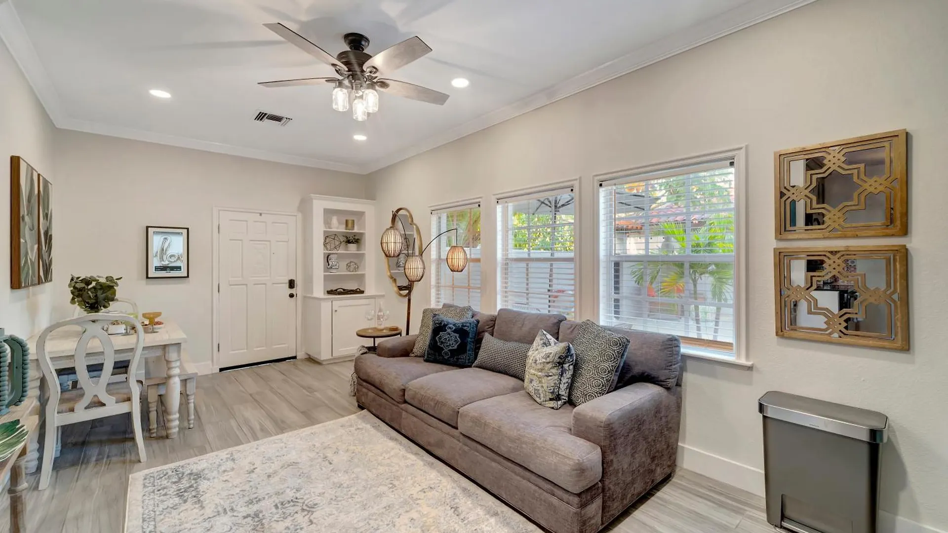 Pool Courtyard, Patio With Fire Pit, 2 Mls Downtown Vr24-00130 Villa Sarasota 0*,
