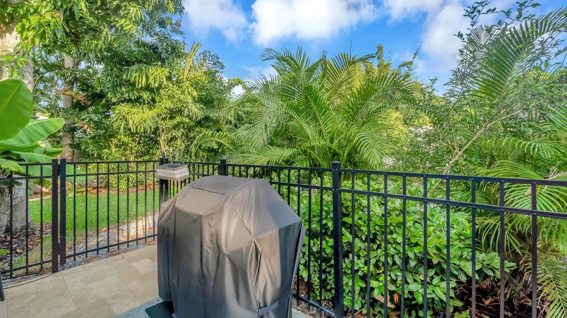 Pool Courtyard, Patio With Fire Pit, 2 Mls Downtown Vr24-00130 Villa Sarasota Holiday home