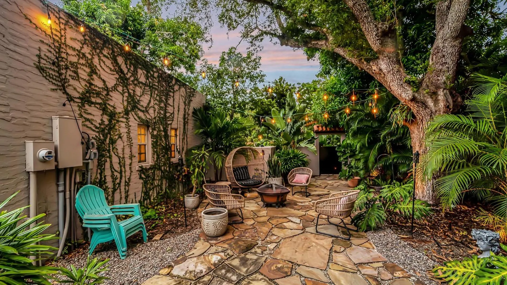 Pool Courtyard, Patio With Fire Pit, 2 Mls Downtown Vr24-00130 Villa Sarasota