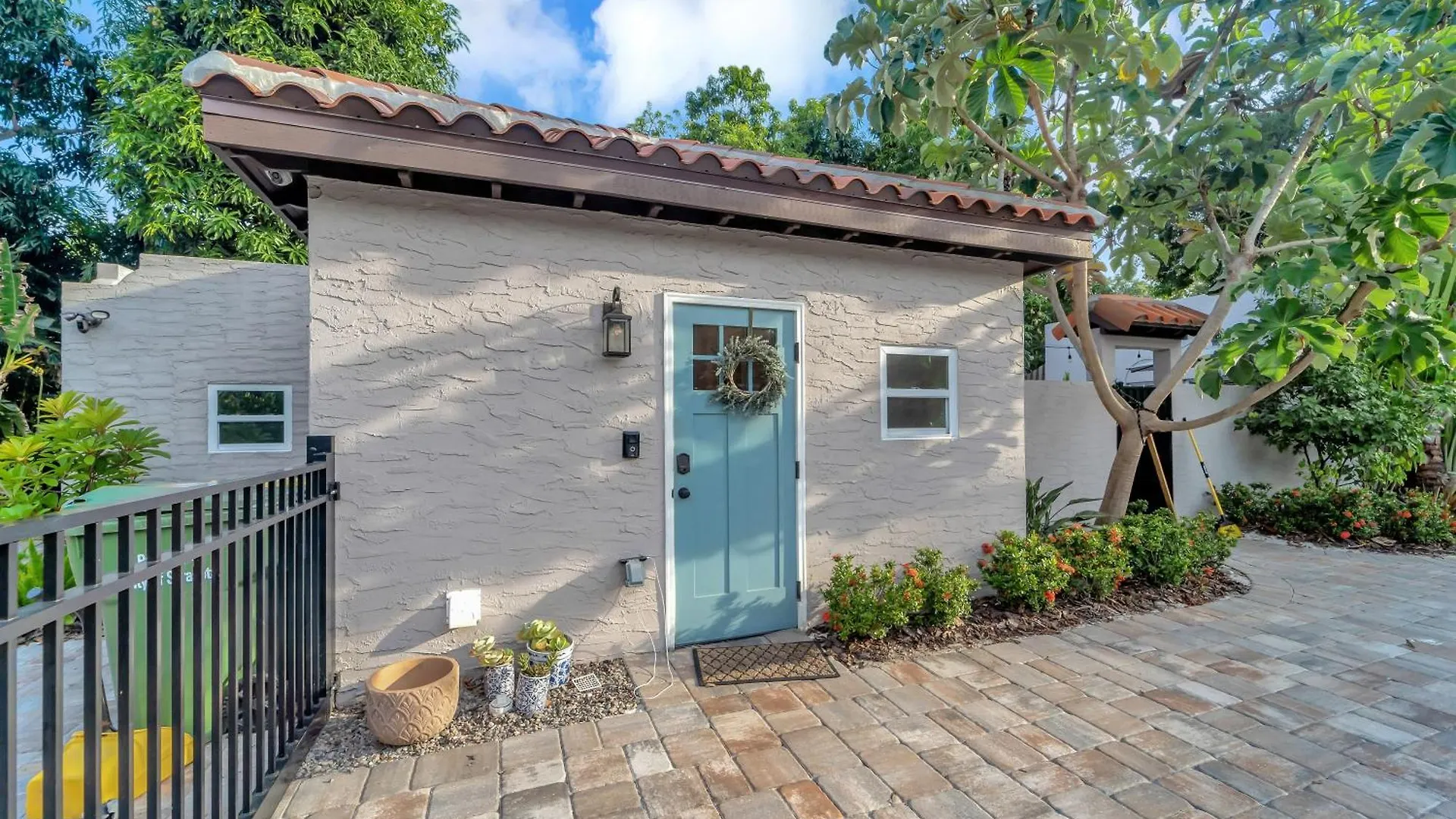 Pool Courtyard, Patio With Fire Pit, 2 Mls Downtown Vr24-00130 Villa Sarasota Holiday home
