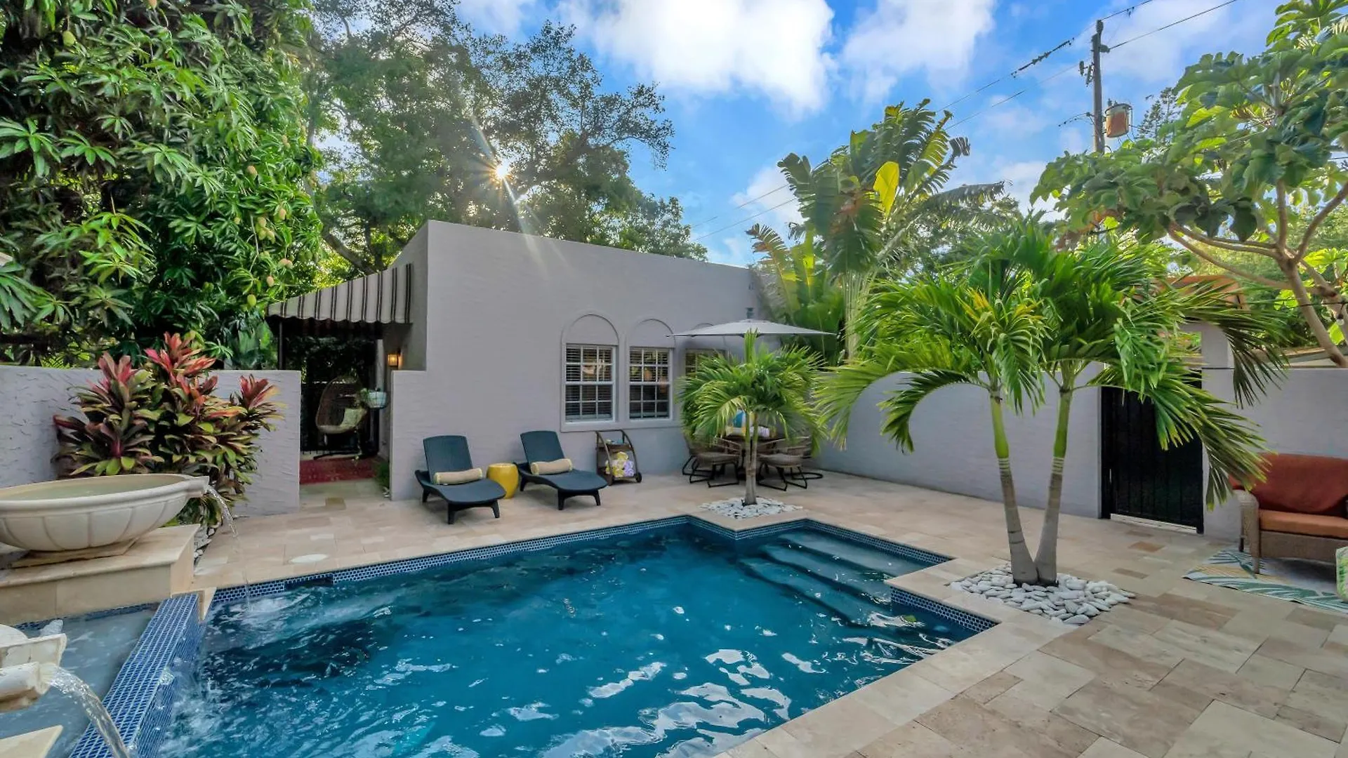 Pool Courtyard, Patio With Fire Pit, 2 Mls Downtown Vr24-00130 Villa Sarasota Holiday home