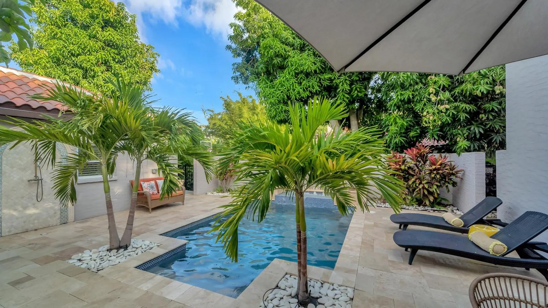 Pool Courtyard, Patio With Fire Pit, 2 Mls Downtown Vr24-00130 Villa Sarasota 0*,